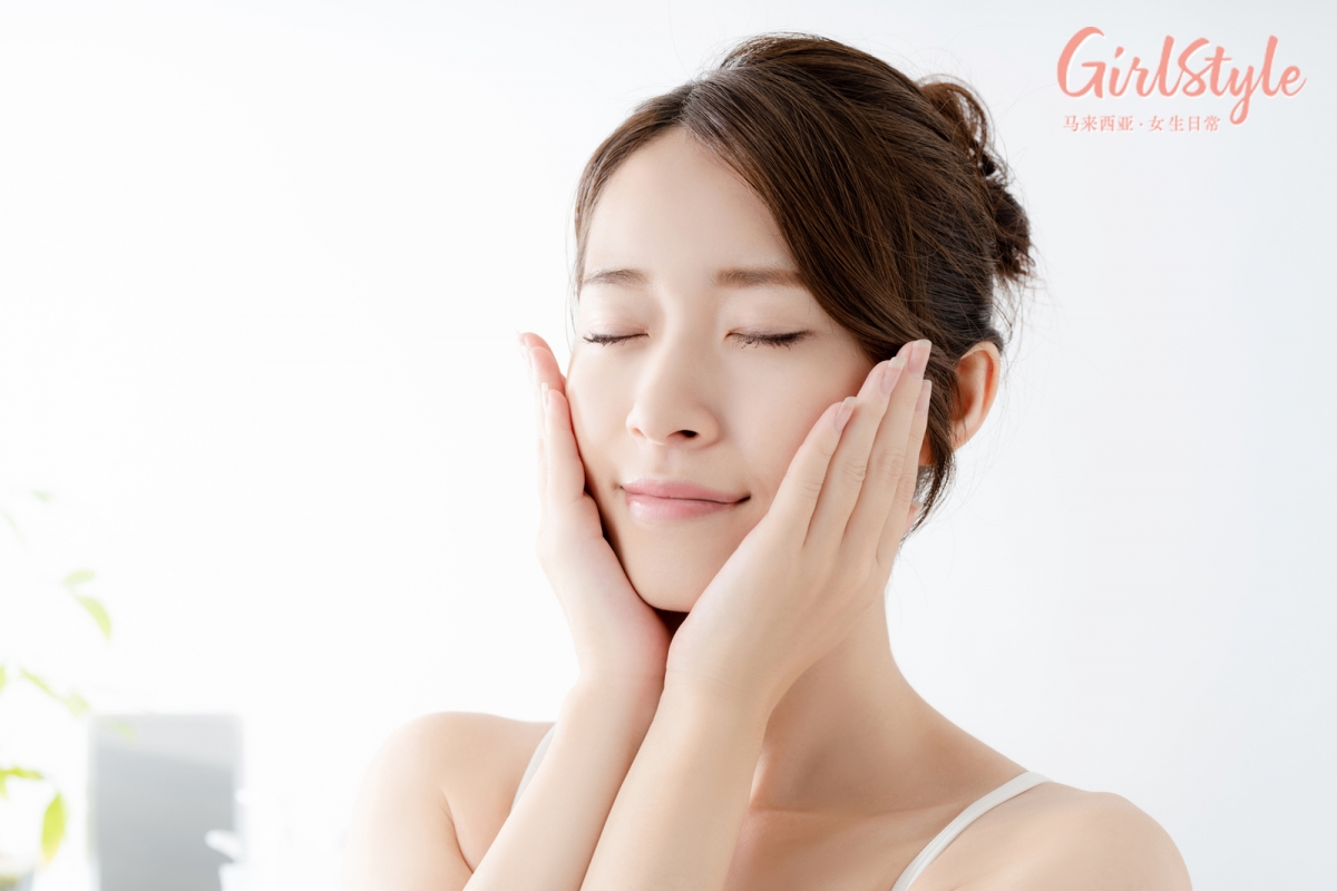 ✨ 正确保湿TIPS 2 ：保湿不能只注重肌肤表面，一定要「由内而外」 此外，挑选真正能带给肌肤保湿力的面霜，绝对不能只注重肌肤表面的保湿感～水润滋养必须「由内而外」实现，表层保湿之余也注重肌底锁水修护，才能真正GET水透亮滑美肌！