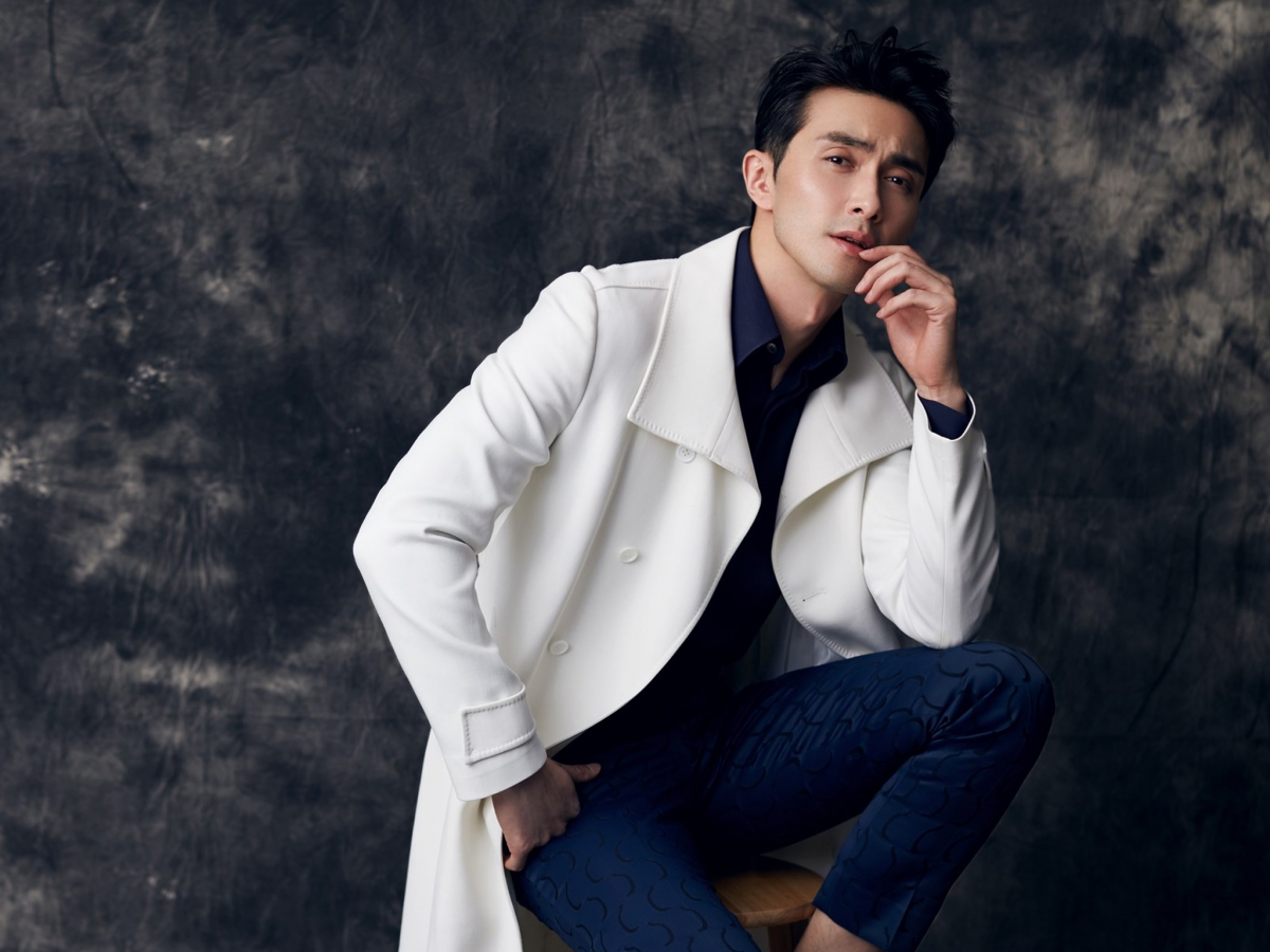 TOP 9 ： 高伟光 （撩人指数 81.91） 高伟光在饰演东华帝君一角之后收获了「四海八荒第一美男」美誉、被网民大赞「一眼心动、两眼沦陷」～深邃眉眼、191cm模特身型，无论现代装扮、民国装扮还是古装扮相都完美驾驭，颜值太犯规啦！