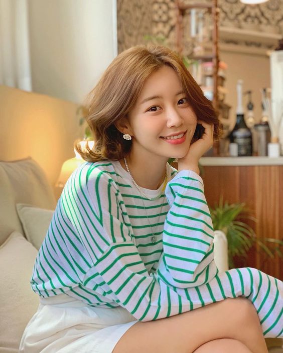 变丑坏习惯 10 :跷二郎腿 想要瘦腿、养成女团腿的女生,千万记得要改掉跷二郎腿的坏习惯啊~长时间坐姿不良跷二郎腿,容易间接导致脊椎侧弯、高低肩、长短腿、骨盆侧倾,还会容易造成腿部浮肿和静脉曲张问题,以及引致形成O型腿。这样一来整个人体态看起来特别松垮没气质,穿什么衣服都撑不起。