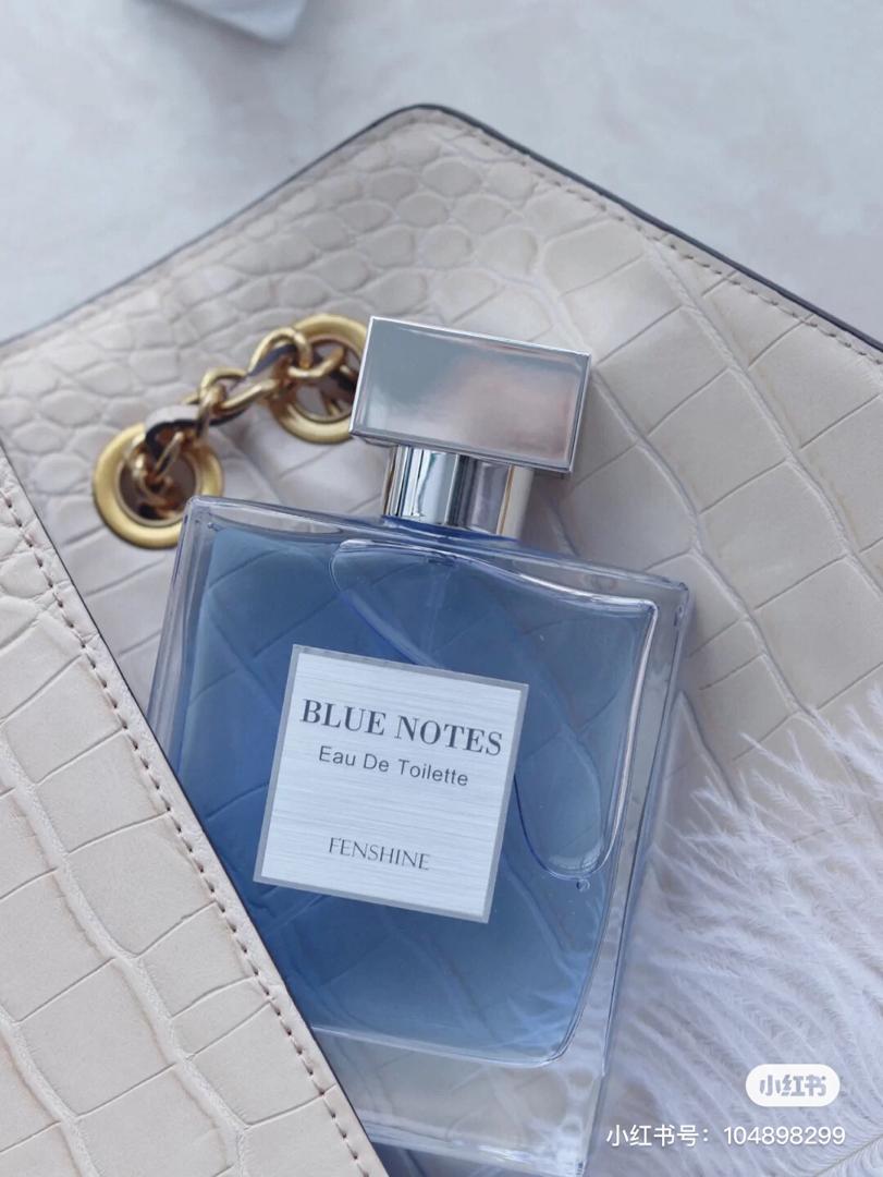 # FENSHINE Blue Notes Eau De Toilette 法国小众香水Fenshine法颂家的这款Blue Notes是一款女生也适用的木质调海洋风男香;玻璃质感简约瓶身高级感十足,淡淡香气中糅合了佛手柑、薰衣草、白麝香、檀木等给人特别干净舒适感觉的气息,犹如置身于海边感受暖暖海风轻拂。