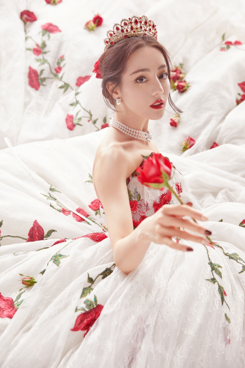 《腾讯星光大赏》年度最具人气男、女演员 迪丽热巴(代表作品:三生三世枕上书) 罗云熙(代表作品:月上重火)