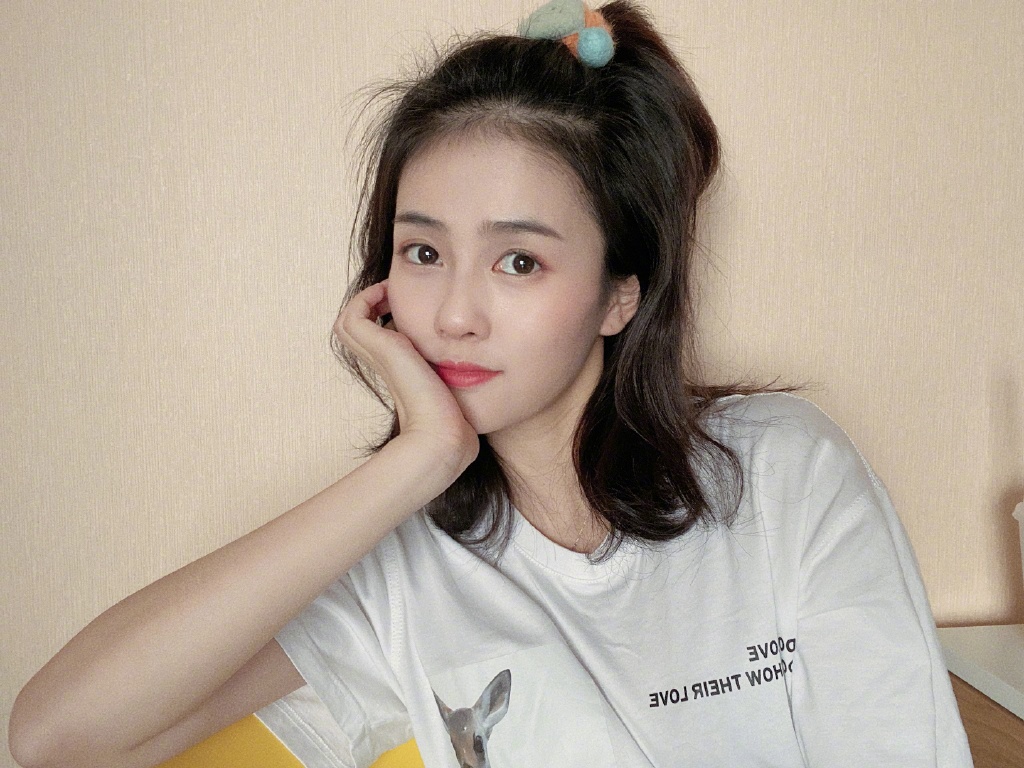 Tips 6 :让肌肤休息 由于平日里带妆时间长肌肤负担很重~所以下戏后白鹿私下都能不化妆就尽量不化妆,让疲劳的肌肤能够抓紧时间充分休息。