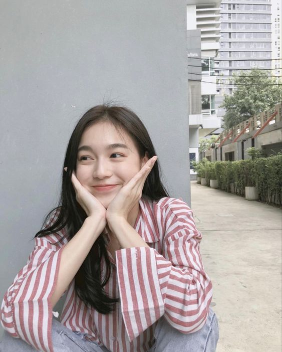 比如陆剧女神如谭松韵、秦岚、李沁被问及冻龄秘诀时,都曾异口同声着重提及了眼周肌肤保养,其中共同点正是:必须使用专门针对眼妆的带油性卸妆液,否则大部分眼唇妆自带超强防油防水不晕妆特性、一般卸妆产品的卸除力又不够强,反复揉搓难卸的眼唇妆很容易拉扯到肌肤,长久下来容易导致细纹增生。