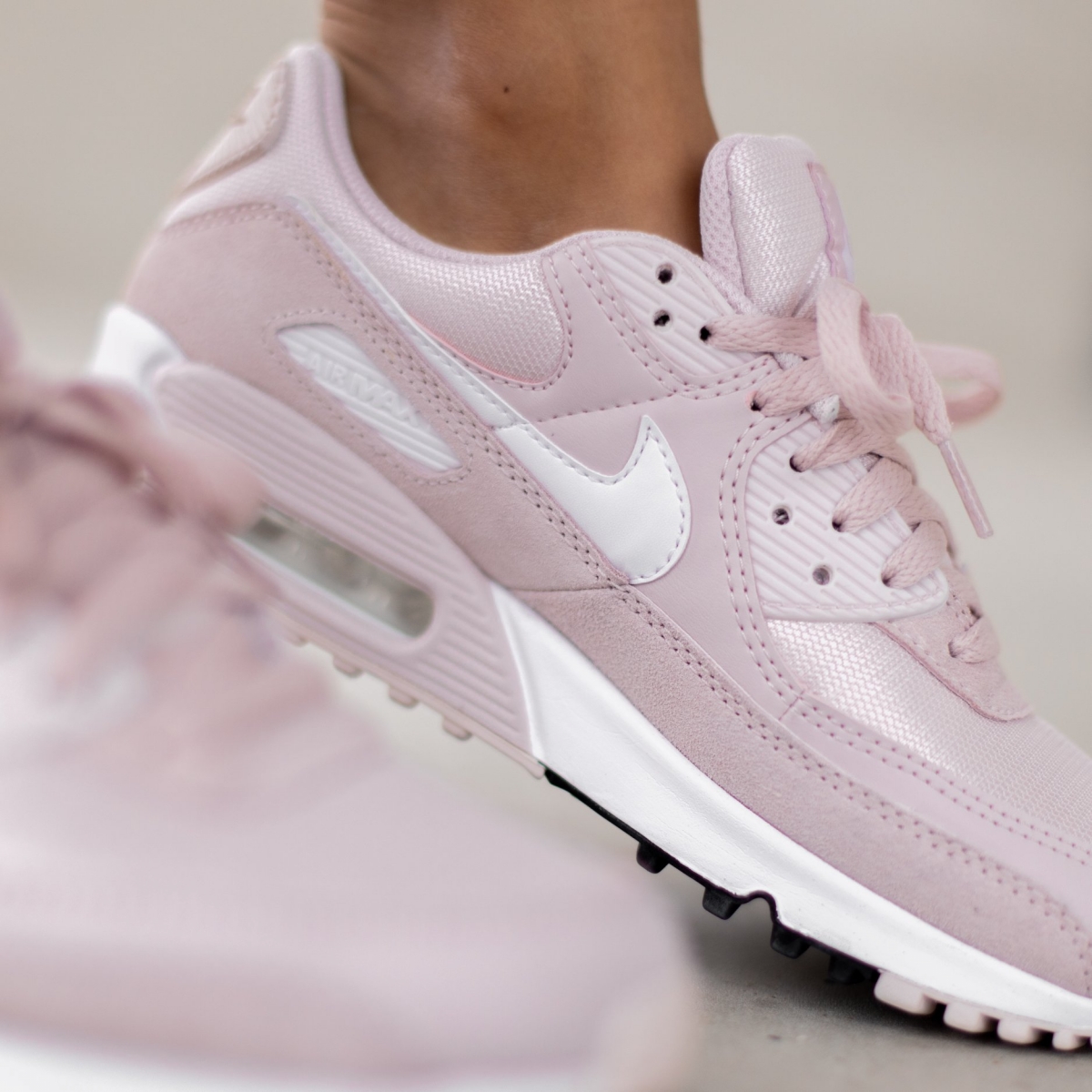 # Nike Air Max 90 Barely Rose 玫瑰烟粉 饱和度偏低的玫瑰烟粉色为主、中底前端和勾勾标志部分以白色点缀; 整体鞋型加上配色都女孩感十足!穿搭上也很好搭配呢~目前在 >> JD Sports 或 >> NIKE官网 都能购得 。(参考价格:RM495)