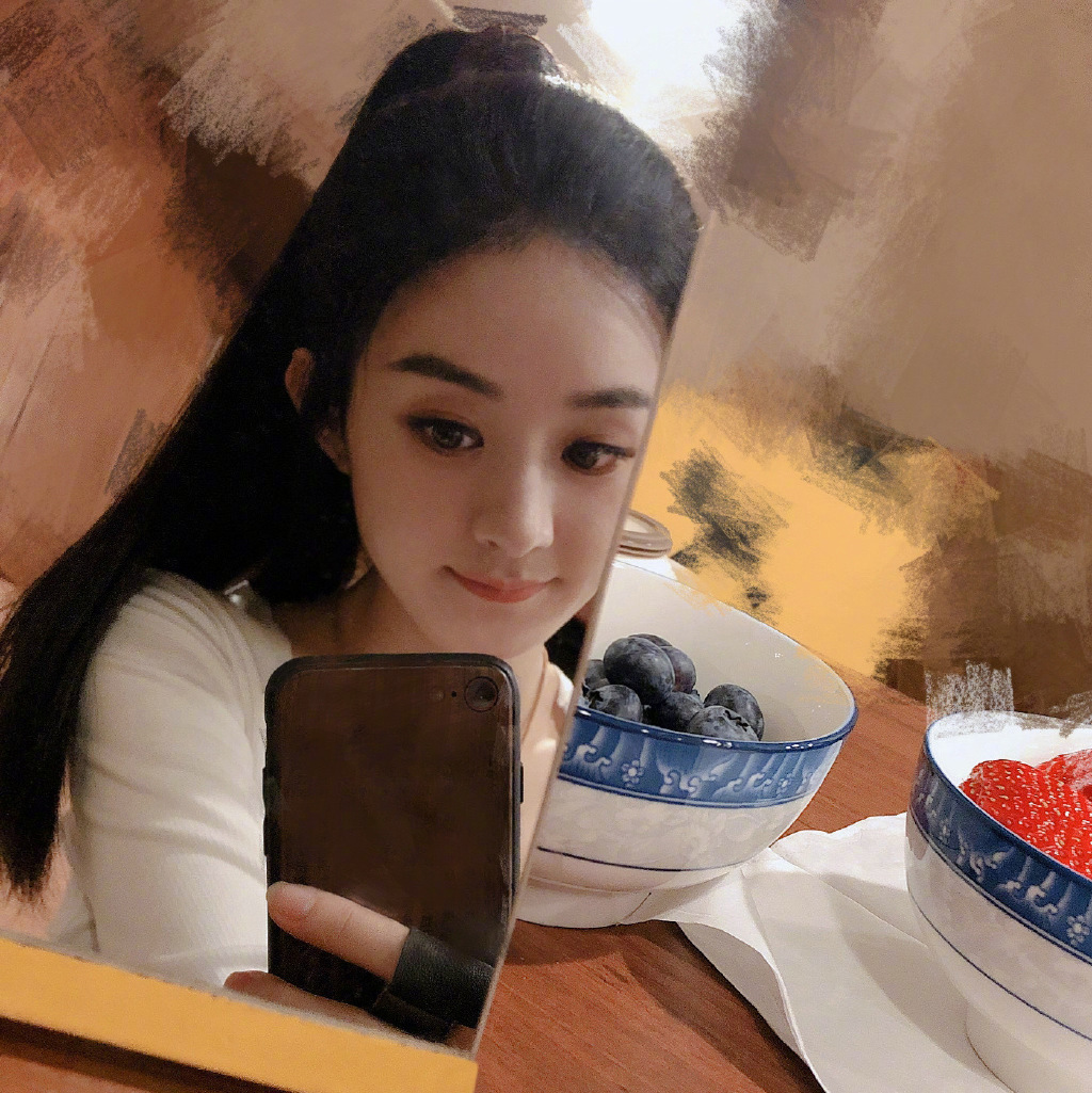 Tips 4 :多吃水果好肌肤+好身材GET!    颖宝的美肤秘诀真的都很基本、很容易养成啊!她曾在采访中提及自己是个彻底的水果控,平时每天会养成至少吃一种水果的习惯,而且选择营养价值高、热量低的水果替代零嘴治嘴馋和垫肚子,还能抑制过剩食欲避免长胖,一举两得~