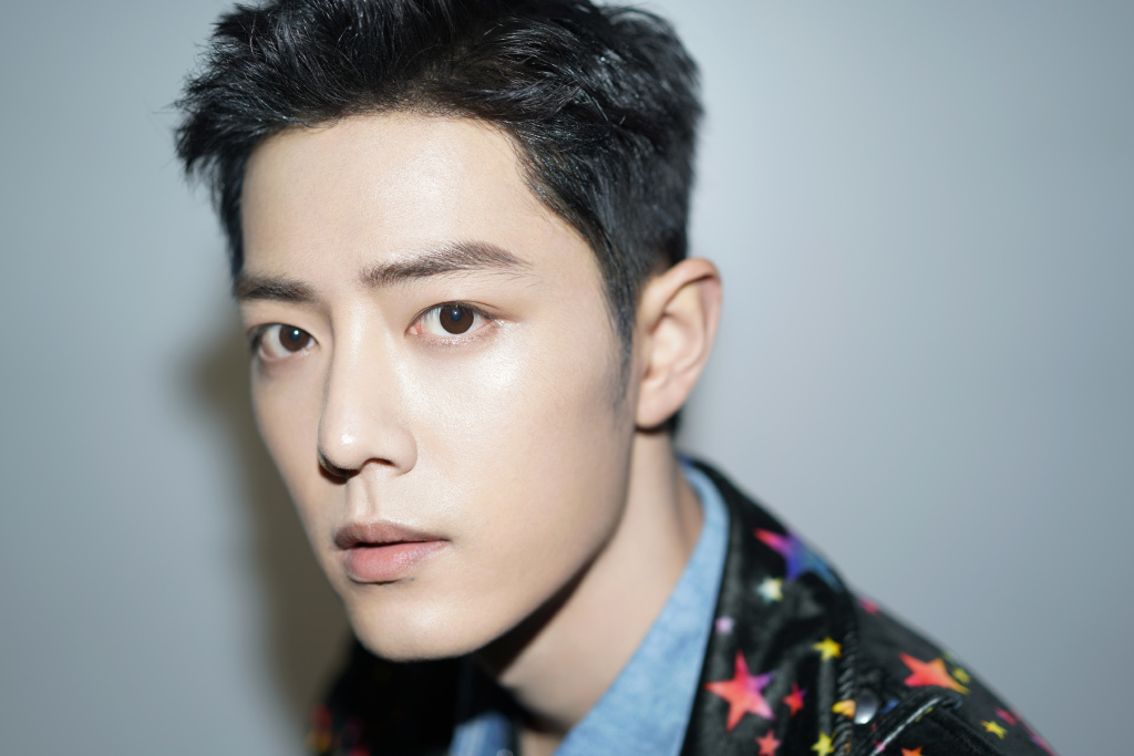 Top 1 :肖战 恭喜肖战再度霸榜最受欢迎男演员月榜冠军 ?!11月中旬他与王大陆李沁领衔主演的《狼殿下》惊喜空降开播让粉丝们喜大普奔~ 剧中他饰演的「疾冲」有情有义、桀骜侠气,赏金猎人造型突破了他以往文质彬彬干干净净的形象,恢复世子身份后又彰显温文儒雅气质;整体演技表现被赞很出彩,把人物角色诠释得十分饱满。除了肖战刚刚戏份杀青的军旅剧《王牌部队》以外,来年还有机会看到他主演的《余生请多指教》以及《斗罗大陆》,大家一起把期待值加满吧!