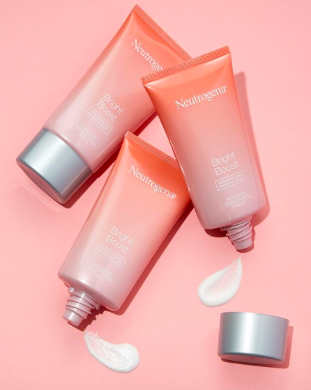 Neutrogena® Bright Boost Resurfacing Micro Polish 中含有甘醇酸（Glycolic）、杏仁酸（Mandelic），以及Accelerated Brightening Complex™ 加速亮白专利配方，比起一般去角质产品有着高出3倍的肌肤自然抛光效果！一周使用1-3次能够有效帮助肌肤「一键清除」老废角质，把这些导致肌肤暗哑无光采的脏污杂质去除后，明显感觉肌肤被柔化之余，亮泽感也有感提升唷～