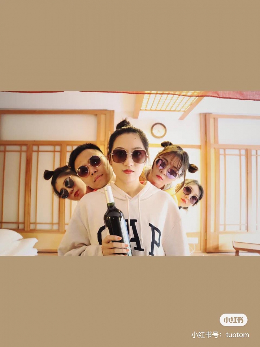 #闺蜜团拍照姿势参考:团体聚会沙雕搞怪合照少不了!拍的过程绝对捧腹大笑但镜头前绝对要记得做好表情管理啊(笑)