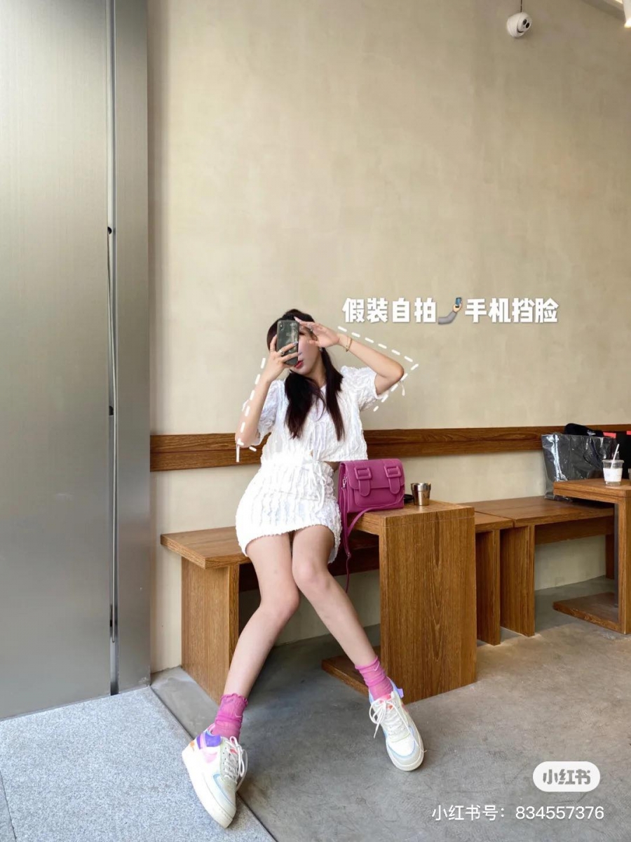 可以和闺蜜这样互拍！随意翘个二郎腿，用反手、手机或茶杯和食物挡脸，INS风美照原地GET～