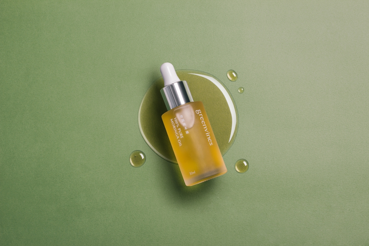 辣木被称为植物界钻石、奇迹之树，早在古埃及时代已经被视为保养圣品，连埃及艳后的保养驻颜配方中也有它呢！这款 100% 天然纯粹奇迹辣木油，源自迦納公平贸易，采用了麻省理工独家冷压萃取技术提取，将珍贵的辣木籽营养精华完整保留。 辣木油中的油酸成分有着超棒的渗透力，上脸迅速渗透至肌肤底层，好吸收不黏腻～而且只需1-2滴就足够保湿，有效温和赋活暗沉肌肤，用量超省但保养力充分！