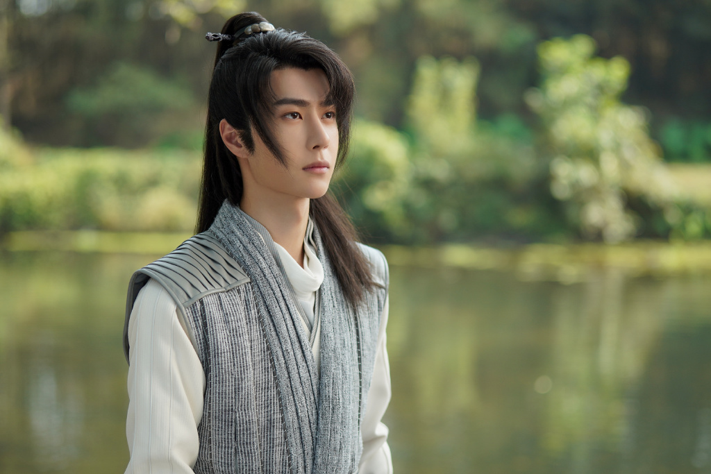 Top 3 :王一博 终于等到王一博的《有翡》定档开播啦!该剧一官宣定档即霸榜热搜,近几日微博热搜榜上也频频可见和《有翡》有关的搜索关键词,热度超狂~ 剧中他饰演的谢允「可风趣幽默地很欠揍?,又独自面对时让人心疼 ?」,和他本身的酷盖形象、《陈情令》中蓝忘机人设截然不同,演技备受认可!迫不及待看到耶啵在另2部新作品《冰雨火》和《风起洛阳》的表现!