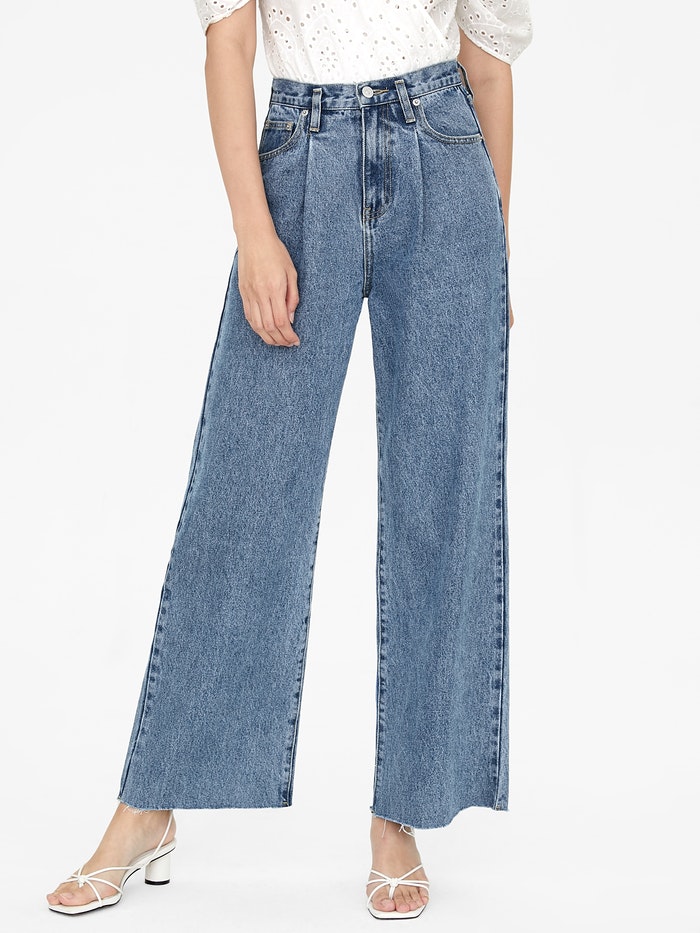 梨形身型:上半身比较瘦,脂肪和肌肉大多堆积在臀部、大腿等下半身位置。 这一类型身材建议挑选: 中高腰直筒裤 >> 【点击查看购买详情】 阔腿裤 >> 【点击查看购买详情】 裤脚微宽的微喇叭裤 >> 【点击查看购买详情】