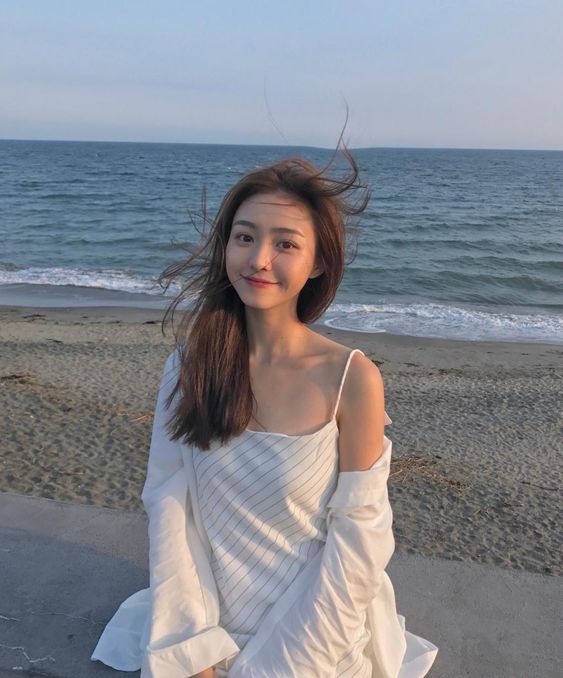3、「追求完美让我活得不像人;人本来就有各种情绪,适时地发泄和转换才是跟情绪共处的最好方法。 - 蔡依林 」 4、「拥有接受不完美的勇气,才能成就自己。」 5、「真正成为毫无畏惧的大人,并不是克服所有弱点;而是体会到人性的弱点也有可爱之处。能够接受自己的不完美,才是成长。」 天后Jolin曾分享过,以往的自己因完美主义忘了如何好好爱自己;经常没有做到一百分就十分自责,在「追求如何更好、如何更完美」的状态下越来越迷失。学会拥抱和接受自己、学会和自己和解、学会接受不完美。才是成为更好的自己的最基础。