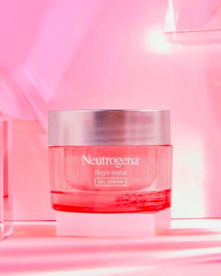兼具焕亮和保湿功效的这款面霜在使用1星期后即可有感改善肤色暗沉与暗斑、肌肤纹理和细纹问题，使肤质更加光滑、重焕光彩。均匀按摩全脸后也不要忘忽略了「容易显龄」的颈部肌肤唷～ 以上Neutrogena® Bright Boost系列三重保养，如今在以下网络销售通路就能轻松购得！马上用起来开启「美白焕亮大作战」，让平时陪你日熬夜熬的过劳皮肤赶在踏入崭新2021年前原地逆袭，从暗哑无光肌肤变身会发光灯泡肌！♡_♡