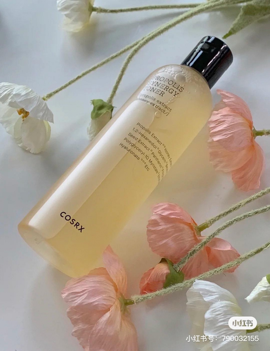 # COSRX蜂胶水 韩国GET IT BEAUTY今年测评排名No.1的「COSRX蜂胶水」,不仅韩妞狂推,在小红书上也有不少博主疯狂安利~蜂胶水中蕴含黑蜂胶和蜂蜜萃取,精华水质地上脸不会太油腻,混合肌甚至可以用它当作化妆水+精华 2in1 使用哟!在提亮肤色、深层补水保湿和紧致肌肤上有明显效果。 适合肤质:干性肌肤、混干性肌肤 推荐用法:适量倒在手心或化妆棉上擦拭涂抹全脸、按摩促进吸收;也可以每3-5天用来进行湿敷一次。