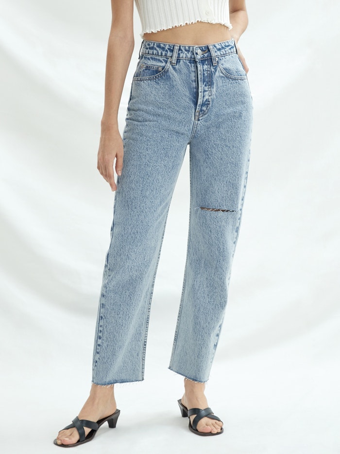 沙漏身型:肩和臀部宽度接近,腰围明显偏细、整体身材匀称颇有S曲线感。 推荐凸显身型曲线优势的: 紧身牛仔裤 >> 【点击查看购买详情】 中高腰直筒裤 >> 【点击查看购买详情】 喇叭裤 >> 【点击查看购买详情】 阔腿裤 >> 【点击查看购买详情】