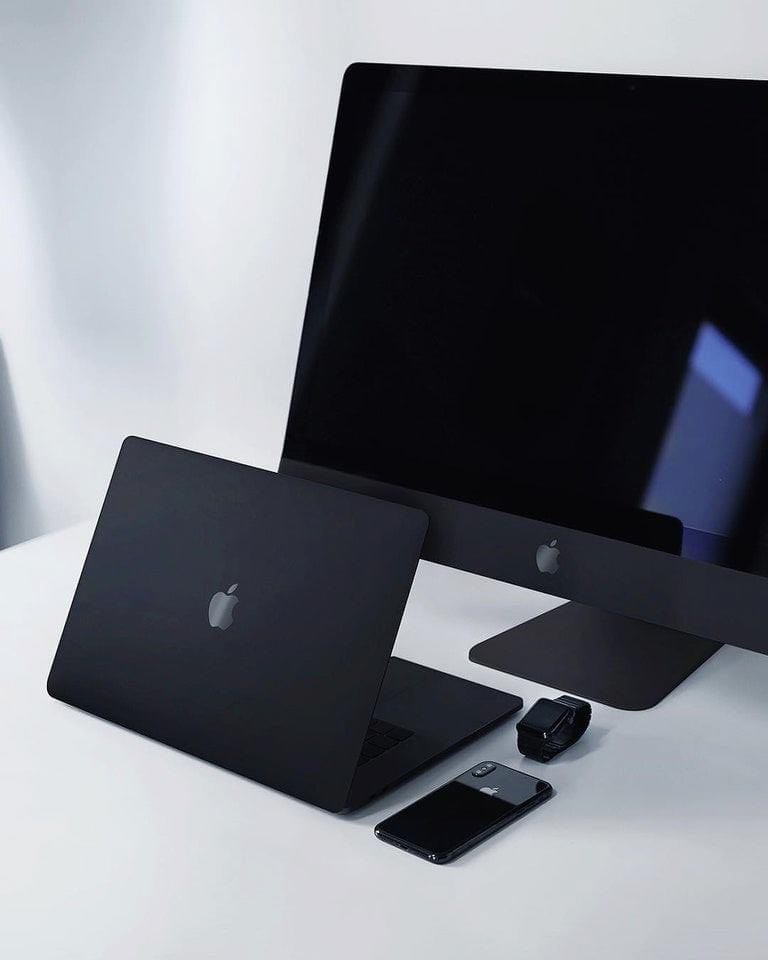 消息指出Apple的消光黑色技术专利采用了阳极氧化层技术,在钢、铝、钛等金属和金属合金材质上都适用,涂上表面后产品能呈现出「超极致哑光雾面黑色」,效果类似于Vantablack,高级感MAX!