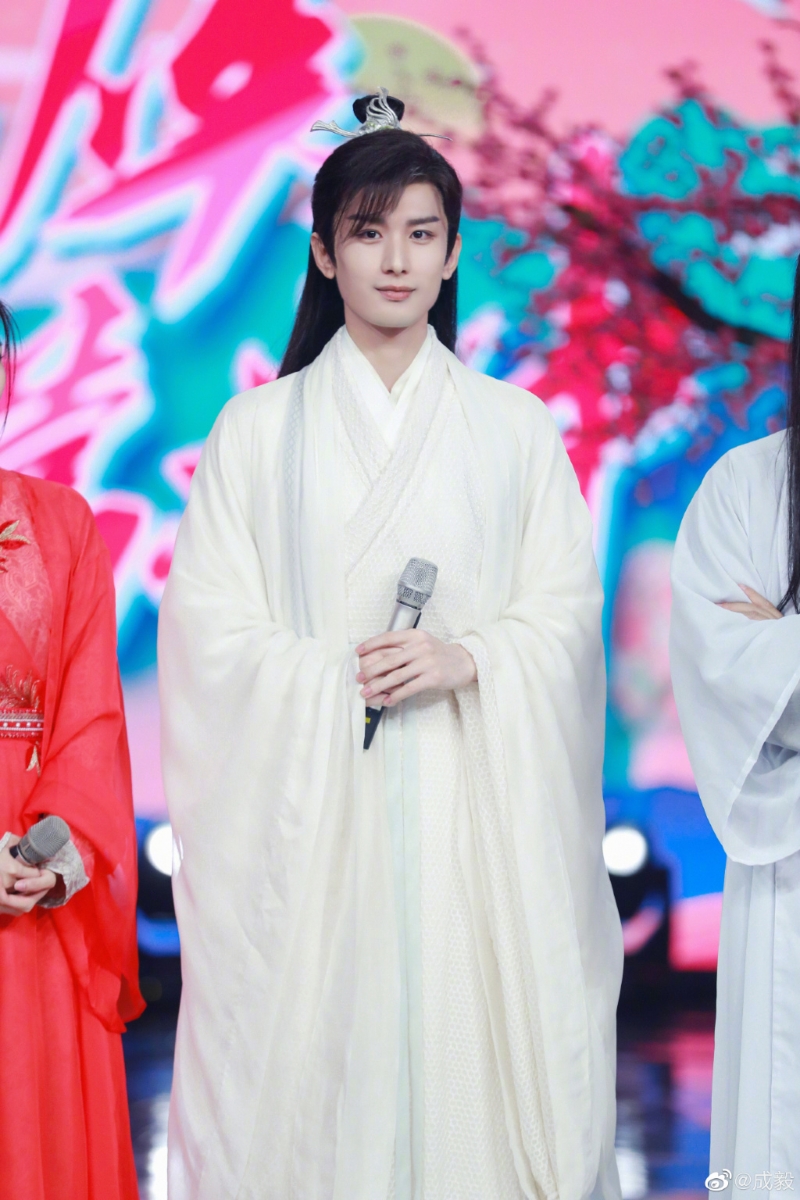 Top 7 :成毅 努力踏实做名好演员的成毅十年磨一剑,今年终于凭借《琉璃》「小凤凰」禹司凤一角深得观众认可和关注! 琉璃一播完他的另一部主演作品《长安诺》随后播出,剧中表现也大受好评!希望来年很快可以看到他与同公司女演员张予曦合作的《梦醒长安》、《南风知我意》播出~