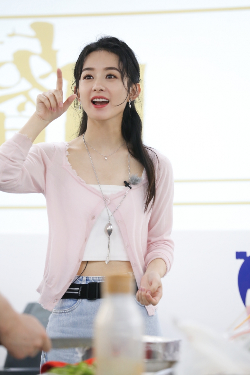 Tips 1 : 喝水非常重要!    赵丽颖曾经在采访中说过,自己即便平时在忙碌、拍戏再艰辛再累,也不会忘了养成喝水好习惯,一天内会固定喝足6-8杯水。这样一来不仅能促成好的身体基础代谢,也能时刻确保身体水分充足,肌肤也会水当当~