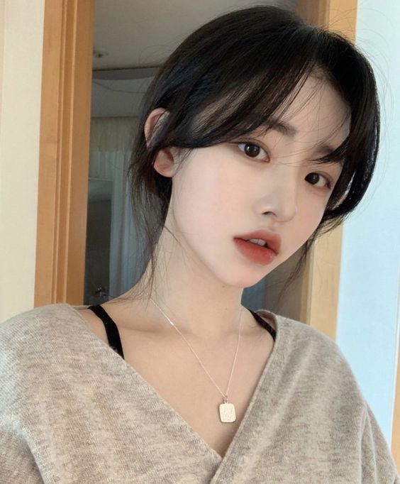 修饰毛孔妆前乳使用Tips 4 ： 许多具备良好柔化肌肤纹理的妆前乳，含有硅、吸油粉末或其他有效填补毛孔和控油的成分；记得卸妆要彻底才不会堵塞毛孔哟！