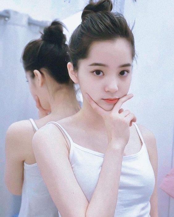 湿敷秘诀 4 :「分区」湿敷针对性K.O多种肌肤问题 湿敷未必要一次上全脸~比如童星出道的优秀韩国演员金所炫就很推荐「分区湿敷法」,想要和她一样收获水嫩白净少女肌肤不妨参考!可以根据脸上各部位不同的问题,针对性选择不同功效的化妆水进行湿敷。比如很爱出油的T字区可以选择控油型和收敛毛孔型化妆水,比较容易干燥脱皮的位置则选用保湿力好的化妆水进行湿敷。