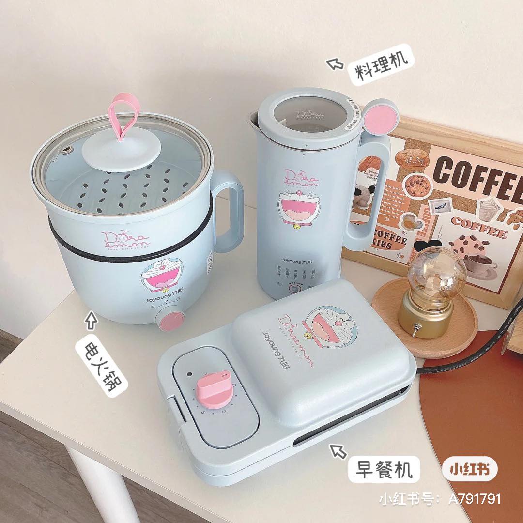 超可爱的「蓝胖子」哆啦A梦联名家电又来啦～除了之前和女生们推荐过的「九阳Joyoung x 哆啦A梦」联名系列，另一款中国厨房小家电品牌SUPOR苏泊尔，近期也推出了一系列超萌哆啦A梦电器～马上来给哆啦A梦控们盘点8款萌系小家电，大部分在本地Shopee、Lazada都能入手哦：