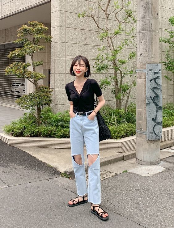 Tips 1 :腰臀腿围一定要量准 首先一定要先量出:腰围(测量腰部最细的位置)、臀围(臀部最凸最翘的位置)、腿围(大腿最粗的位置)。记录好这三组数字才能更精准买到尺码合适的牛仔裤,也能根据这几组数字更了解自己身型腿型偏向下列哪一款~