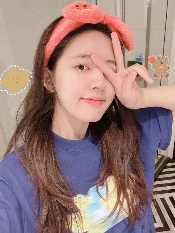 # 用法4 :肌肤容易干燥的女生洗完澡后皮肤很容易紧绷干涩~可以把导入液倒进喷雾瓶里,当作保湿喷雾喷洒全脸,轻拍促进吸收。