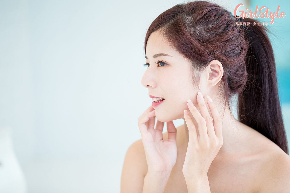 # 正确洗脸Tips 4 :边洗脸边按摩促进脸部血液循环 洗脸过程中不要随便搓几下就当完成喽~先将Neutrogena® Deep Clean系列洁面乳挤出适量于掌心,加一点水揉搓成细致泡沫状后涂抹湿润的全脸,一边轻柔且充分地按摩全脸肌肤各个角落。这样不仅能促进肌肤血液循环,有效帮助脸部排毒消水肿、养成自然好气色,还能确保T区、下巴、额头这些容易堆积脏污油脂的位置,都能被深层清洁干净。