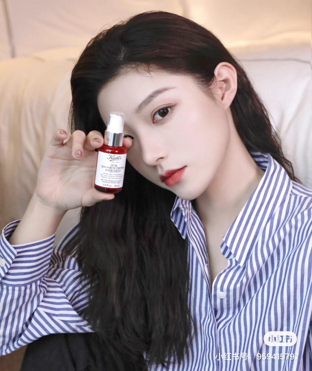Kiehl's 元气弹精华 Vital Skin-Strengthening Super Serum 宋茜女神也推荐的这款「元气弹精华」质地清透无负担感、很好导入肌肤被吸收,敏感肌和油皮也能放心使用。其中蕴含的11kDa超分子玻尿酸、3重植物适应源可以帮助强效维稳及修护初老,快速吸收直达肌底增强皮肤抵御力、回弹力和代谢能力;尤其适合熬夜党们用来给肌肤「补元气」,同时也是对抗肌肤初老症状的「冻龄少女肌必备」。 使用期间不妨搭配宋茜女神推荐的按摩方法:首先用指腹全脸按压式以及按摩促进精华导入,之后用虎口针对法令纹位置进行由内往外稍微向上提拉的按摩。最后双手在下颌线位置进行上提式按摩塑形V脸。