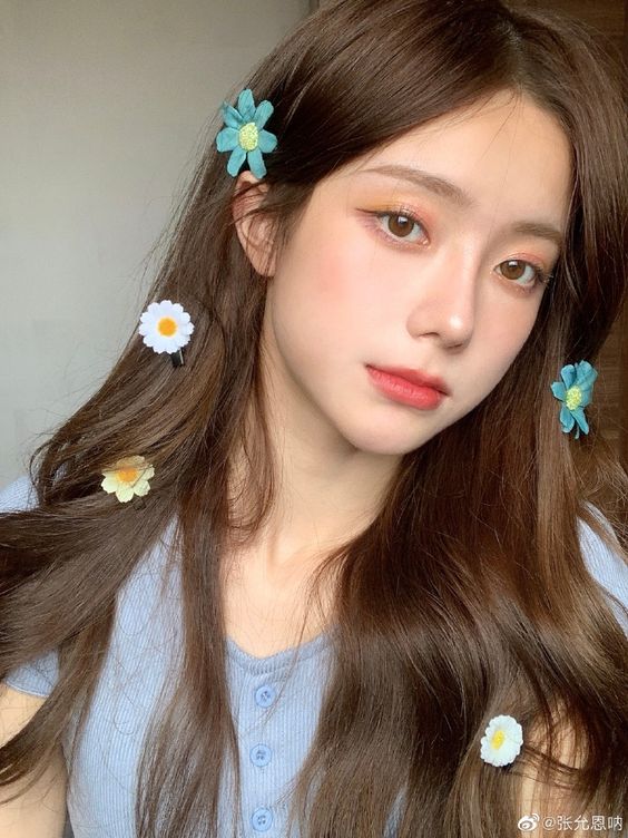 修饰毛孔妆前乳使用Tips 3 ： 涂抹手法不要来回搓、打圈，顺着毛孔生长的方向由上往下均匀抚平式涂抹即可～