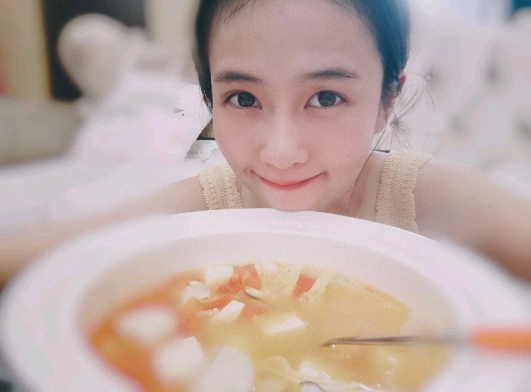 Tips 3 :番茄减脂食谱 不时在小红书分享日常的白鹿,曾经推荐过「豆腐番茄蔬菜汤」减脂食谱做法。先把豆腐、香菇、蔬菜处理好备用,之后稍微烫熟番茄后去皮切块,把它和青葱放到锅子里少油翻炒知道出汁;