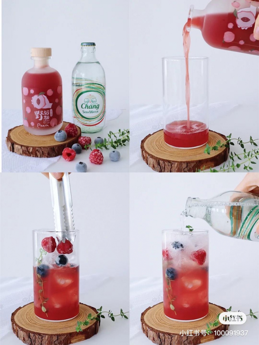 莓莓姐妹桃少女果酒 :酸酸甜甜莓果口味的桃子酒,闺蜜聚会超适合喝! 材料 & 做法 :准备适量蓝莓、树莓、草莓等莓类水果洗净备用;往杯子里倒入桃子口味果酒,间隔放入冰块和莓果;最后苏打水倒满在装饰一点百里香或薄荷叶即可。