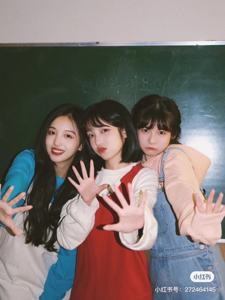 # 三人行闺蜜合照姿势参考:三位小姐妹出游或Home Party,立个自拍支架跟着一下动作摆拍,成功出片率绝对超高!