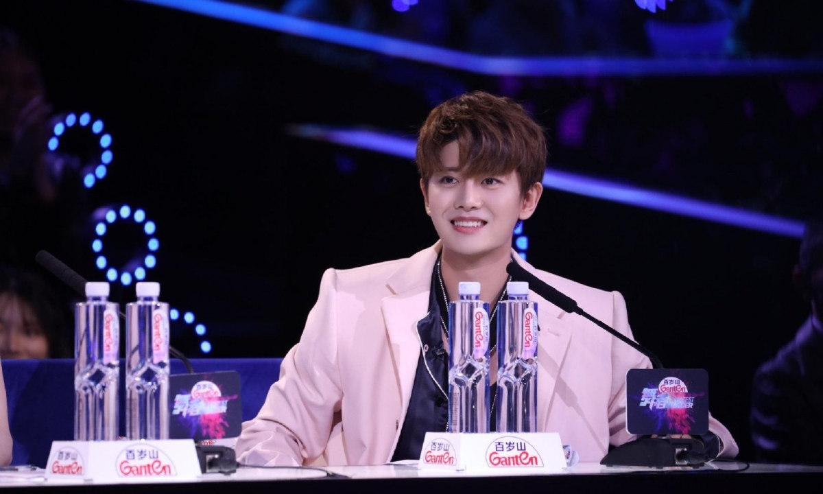 Top 5 :任嘉伦 说到2020霸屏男神,相信大部分观众脑海中浮现的都是他 -任嘉伦!今年他一连播出的《锦衣之下》、《秋蝉》和《暮白首》都大受好评,和张钧甯领衔主演的都市缉毒剧《不说再见》未播出便已经收获影视剧奖项,有传本月底或明年年头会定档。 月前他刚从《一生一世》剧组杀青后火速二搭白鹿主演古代前世篇《长安如故》,光看这个CP组合以及前世今生故事线就极度期待啊~