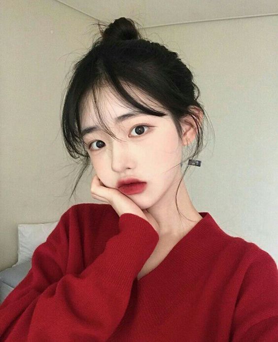 # 男生最心动女生发型 TOP 3 :俏丽丸子头 一把抓盘起的丸子头不仅显得元气又俏丽,稍微穿上露肩上衣还能完美展现脖颈性感线条,是款很招桃花的「小心机」发型!但总觉得丸子头特别难固定容易散掉、发量不够多丸子头的「型」不太好看,抑或是绑完莫名有「道姑feel」很呆板 ??