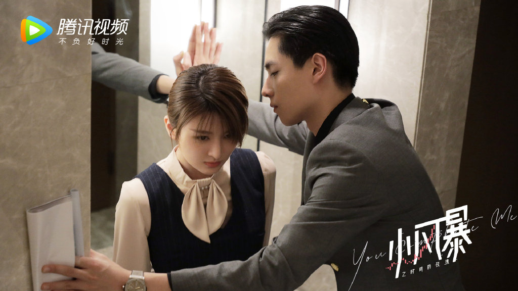 《小风暴之时间的玫瑰》| 胡一天、乔欣 胡一天和乔欣领衔主演的《小风暴之时间的玫瑰》开播后收获不错好评,又撩又甜的感情线超级上头~阿编忍不住想表白本剧选角,男女主CP感真的强到炸裂啊 ? 职场线和爱情线串联的《小风暴之时间的玫瑰》,讲述留学归国的高智商投行精英高山,在寻找父亲破产真相的过程中以外爱上金牌猎头女林沃。剧中摒弃了一贯都市情感剧的「男强女弱」、「女强男弱」设定;男女主角一个擅长谋略行走于商战烽火、一个能力担当擅长将事情计划于自己的掌控之中,俩人上演的爱情战役「攻心计」又甜又虐看得很过瘾!