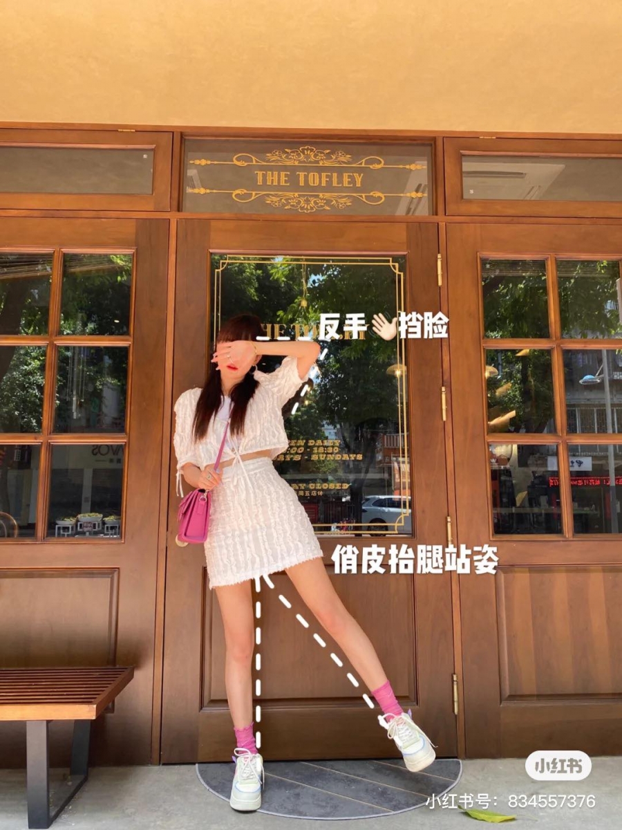 反手挡脸、俏皮抬腿或4字站姿，完美拯救镜头尴尬症～