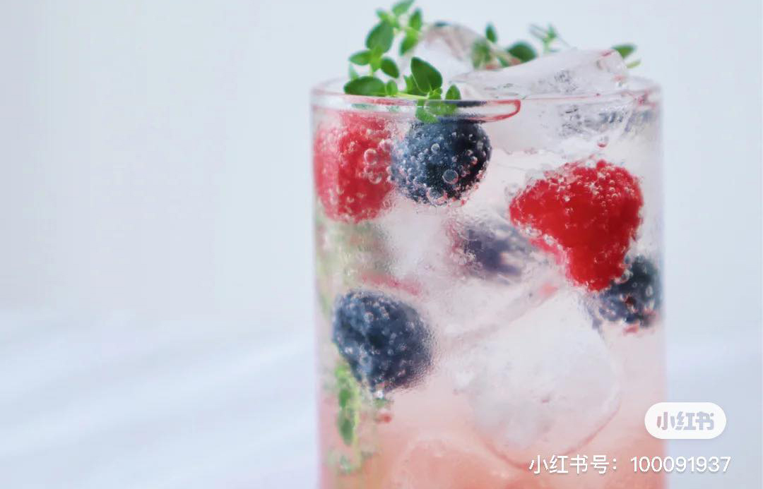 莓莓姐妹桃少女果酒 :酸酸甜甜莓果口味的桃子酒,闺蜜聚会超适合喝! 材料 & 做法 :准备适量蓝莓、树莓、草莓等莓类水果洗净备用;往杯子里倒入桃子口味果酒,间隔放入冰块和莓果;最后苏打水倒满在装饰一点百里香或薄荷叶即可。