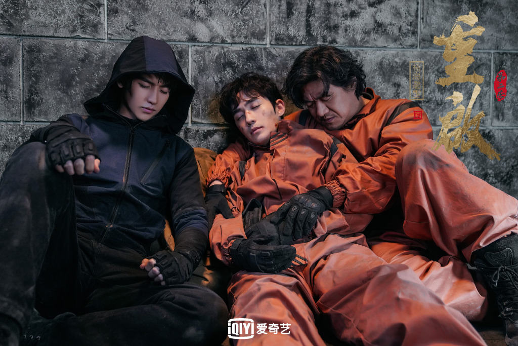 2020年播放指数最高网剧TOP 4:《重启之极海听雷》    朱一龙在《重启之极海听雷》中饰演的吴邪不仅粉丝大赞,不少原著党和路人粉也表示深深被他的「剧抛脸」魅力狂圈粉!强烈推荐给喜欢悬疑和冒险类剧情的Girls入坑~    该剧讲述吴邪、王胖子、张起灵「铁三角」应了十年之约退隐。有天吴邪忽然收到一条疑似三叔吴三省发来的短信,为寻出三叔与铁三角重启一段冒险之旅;途中他们历经生死考验,关于“听雷”的秘密也一步步被揭开,暗藏许久的阴谋逐步向他们逼近...