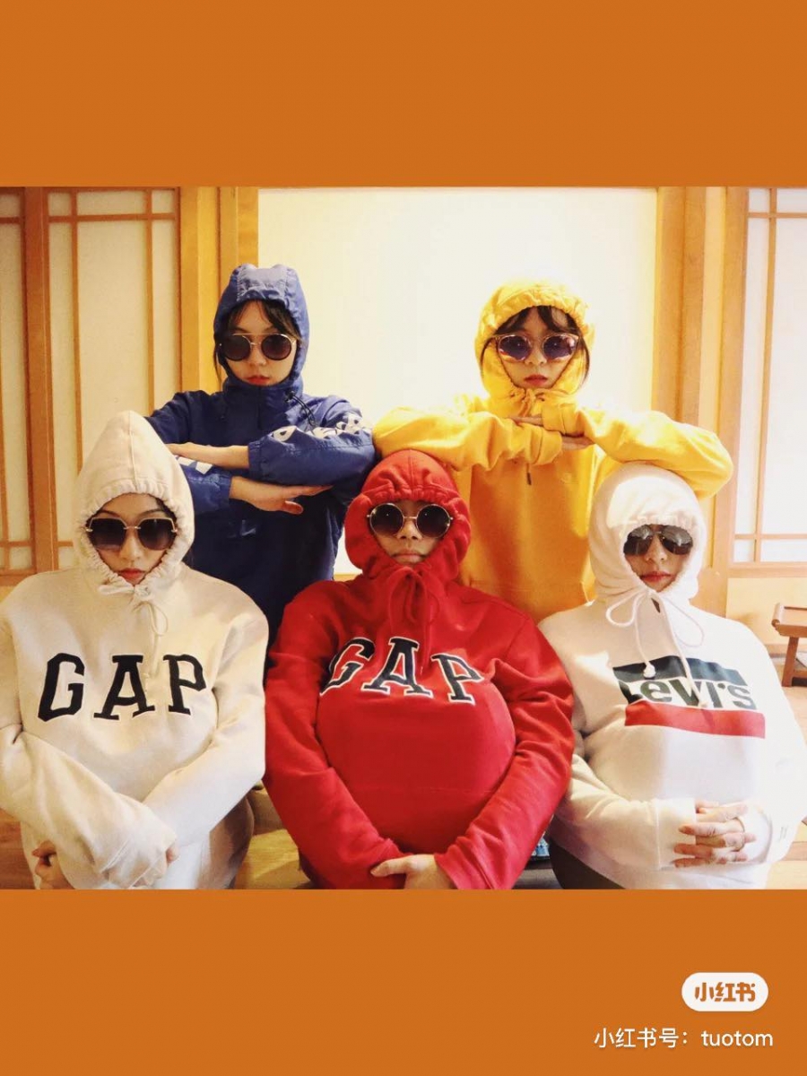 #闺蜜团拍照姿势参考:团体聚会沙雕搞怪合照少不了!拍的过程绝对捧腹大笑但镜头前绝对要记得做好表情管理啊(笑)