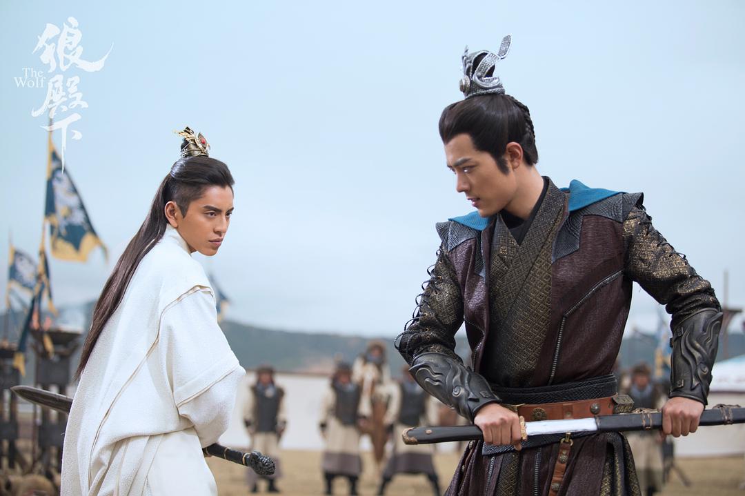 《狼殿下》| 王大陆、肖战、李沁 《狼殿下》不久前不仅无预警空降开播,还一次更新完全集让粉丝们惊喜又惊讶~该剧刚上线不久即刻霸榜2020年度影视剧观看量榜首,也在网上掀起非常高讨论度! 剧情方面讲述了女主角摘星结识了生长于狼群中的「狼仔」,后者一次为救幼狼遭追杀意外失足坠崖,被梁王朱文收为义子封为「渤王」。八年后摘星与渤王重遇,赏金猎人疾冲同时也喜欢上了摘星,昔日好友陷入三角恋兵戎相见。后来疾冲甘心退出,摘星与渤王共同反对苛政、匡扶正义,感情升温之际摘星却发现俩人之间竟有着血海深仇...