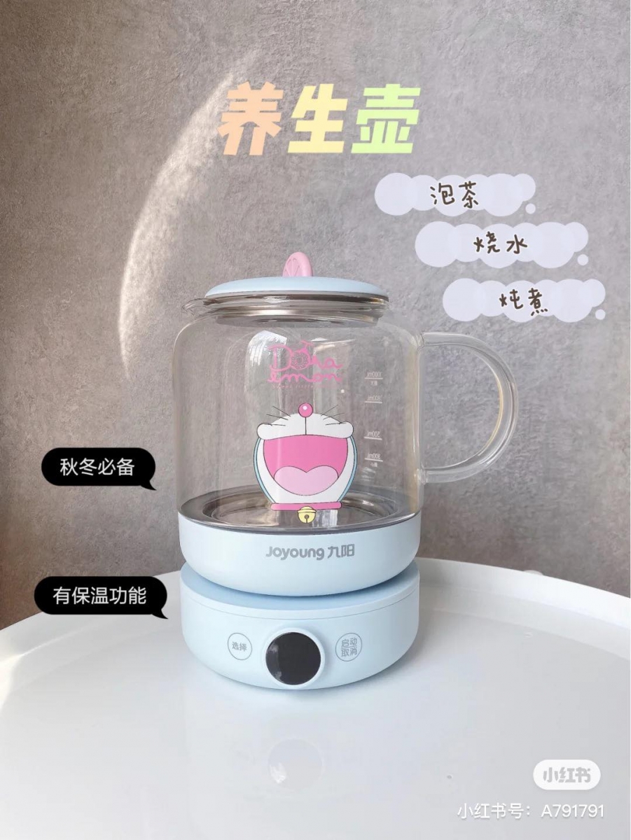 哆啦A梦高硼硅玻璃养生壶 >> 参考价格 RM189 【点击查看购买详情】 喜欢喝茶、花茶的「养生女孩」很适合拥有这款养生壶！除了烧火还能保温、炖煮～