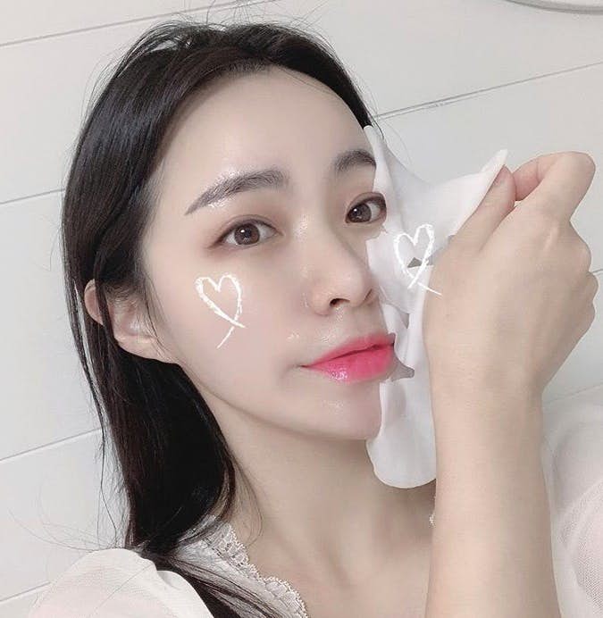 平时工作时间很长、赶行程日夜颠倒的女艺人们，都离不开的缩时保养必备好物 -- 面膜！10分钟就能短时间内提供密集保养、快速为肌肤补充元气达到美肤效果，绝对是懒美人们的最佳福音啊～