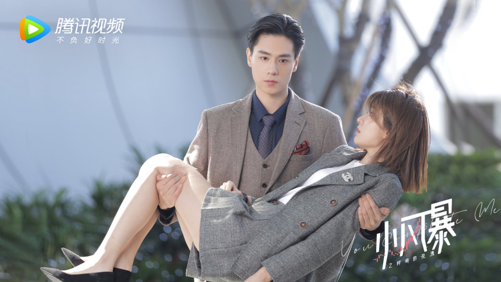 12月必追 #4:《小风暴之时间的玫瑰》 男神胡一天终于在有新作品播出啦!这次搭档的是《平凡的荣耀》中表现出色的女主演乔欣,俩人因为超强CP感在首波预告片释出后便屡登热搜榜,帅男靓女组合不仅又撩又甜的感情线出彩,剧情设定也被网民大赞「本以为又是一部披着职场外衣谈狗血恋爱的剧,没想到职场剧情很赞、而且主角全员智商在线」! 故事讲述精通算计的高智商金融男「高山」因父亲当年的意外死亡让他对真相耿耿于怀。来到摩天求职却意外爱上了善于将所有事情计划在自己掌控之中的高智商猎头女「林沃」;他的出现打乱了她所有计划、她的出现点亮了他黑暗的世界。后来俩人因误会分道扬镳,2年后重逢擅长计谋的高山为了挽回林沃,策划了一场“爱的追逐”……