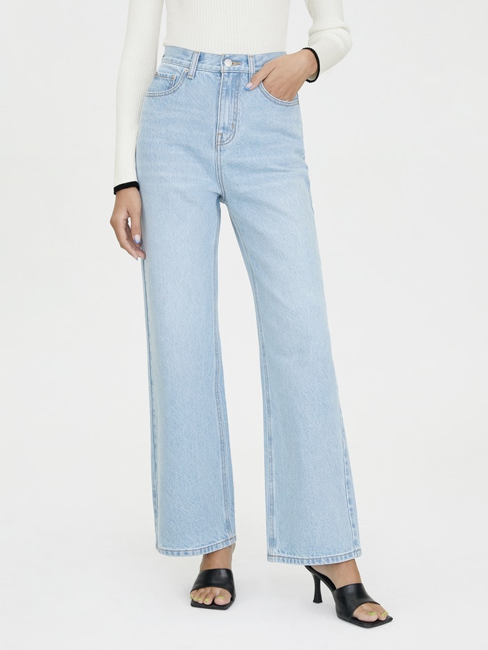 梨形身型:上半身比较瘦,脂肪和肌肉大多堆积在臀部、大腿等下半身位置。 这一类型身材建议挑选: 中高腰直筒裤 >> 【点击查看购买详情】 阔腿裤 >> 【点击查看购买详情】 裤脚微宽的微喇叭裤 >> 【点击查看购买详情】