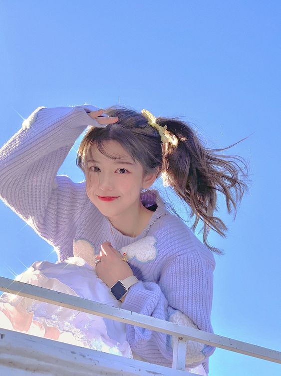 # 男生最心动女生发型 TOP 1 :减龄马尾 第一名正是咱们的万年不败「马尾」造型啦!无论是温婉气质破表的低马尾、还是元气减龄的高马尾都让欧巴们感觉很心动!