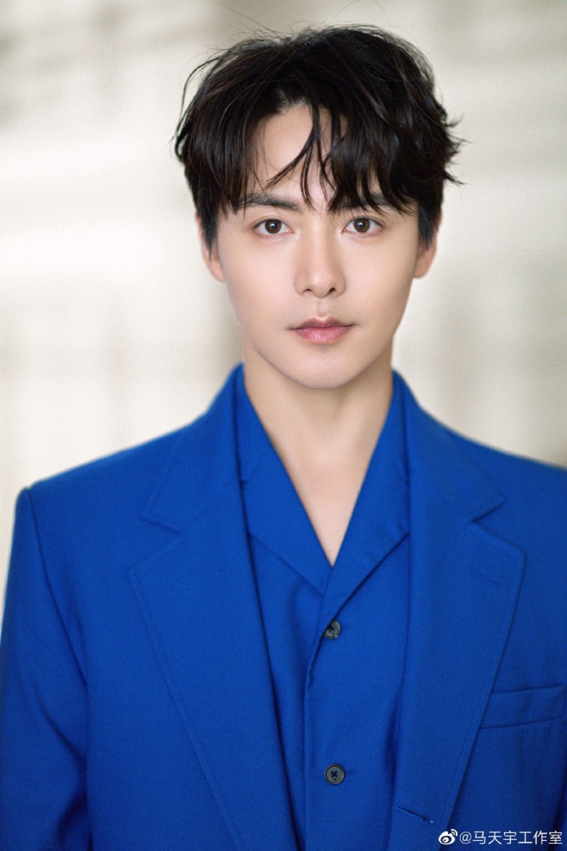 Top 10 :马天宇 今年马天宇播出作品仅有抗疫剧《最美逆行者》、时代报告剧《石头开花》2部,但依然霸榜TOP 10可见人气非常高! 目前他搭档Angelababy主演的古装仙侠剧《尘缘》正在拍摄中,虽说女主选角方面备受争议,但网民对古装造型适配度很高的马天宇表现还是很期待呢~