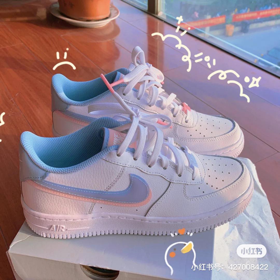 忍不住秒入手这款Nike Air Force 1的博主 @ 郭小舌 分享:「要被这个配色美死了!今天去逛街突然在专柜看到这双鞋,看到我就走不动了!这个颜色好喜欢~本来就很喜欢baby blue和粉色,没想到叠加(配色效果)那么好」。