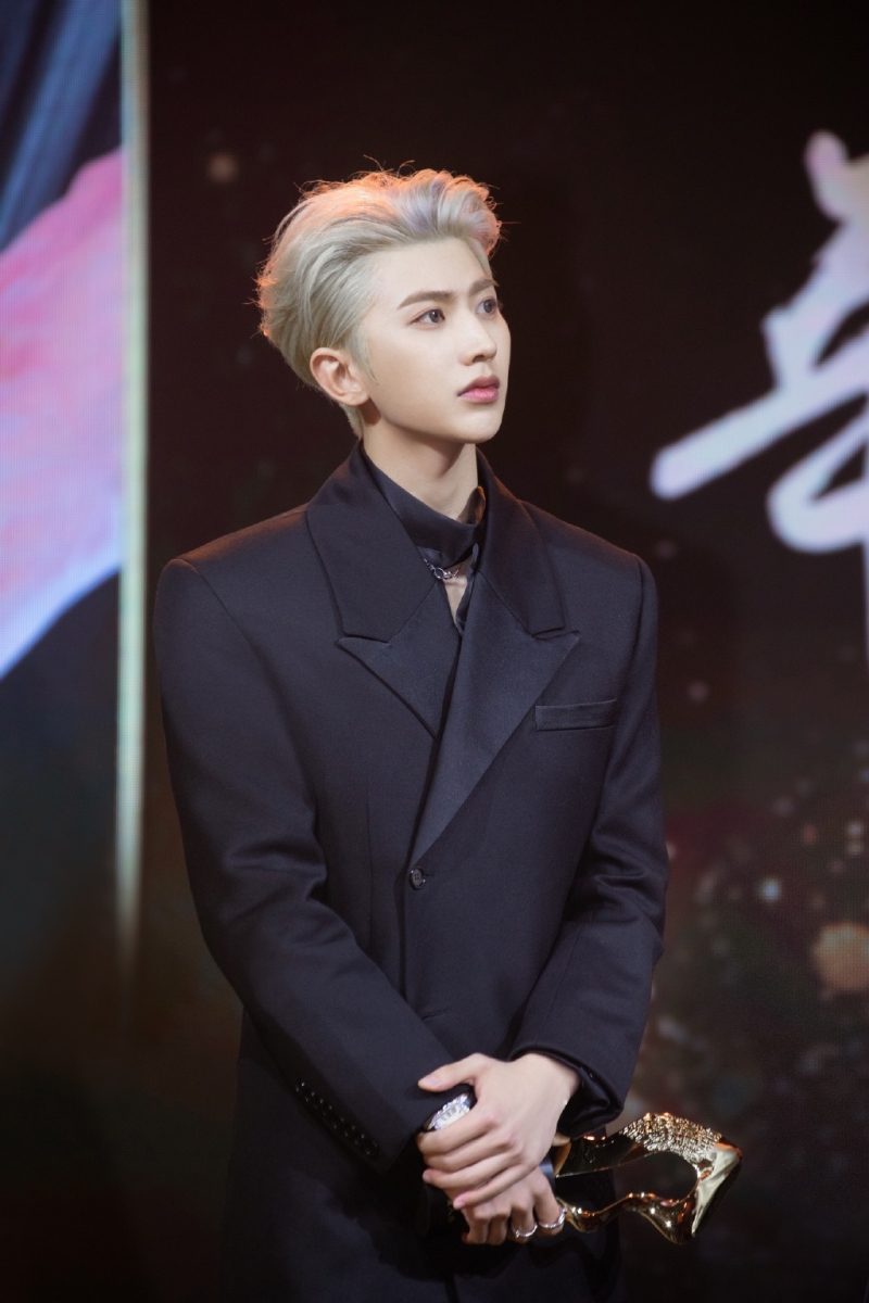 TOP 3 ：蔡徐坤 （撩人指数 94.95） 在舞台上歌唱舞蹈表现和台风魅力破表、综艺节目里也超级圈粉的KUN蔡徐坤，神仙颜值连女生都大感羡慕！偶像练习生初舞台登场之际便让观众大感惊艳，高呼：被坤坤魅力一击即中！